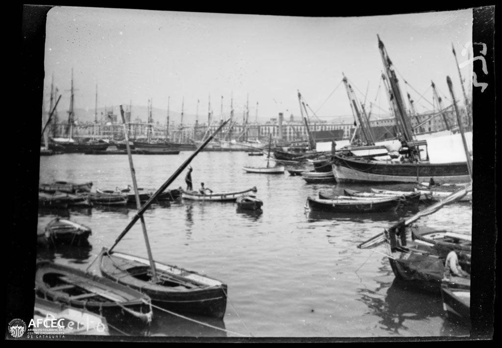 Embarcacions amarrades al port de Barcelona, 1900