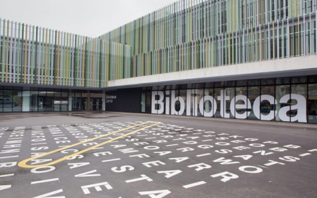 Façana d'una biblioteca de Barcelona, exemple de biblioteca del directori per districte