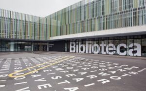 Façana d'una biblioteca de Barcelona amb terra pintat