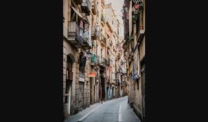 Carrer estret d'un barri de Barcelona amb balcons