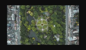 Vista aèria d'un parc urbà amb arbrat i camins