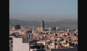 Vista panoràmica de Barcelona amb la Torre Glòries